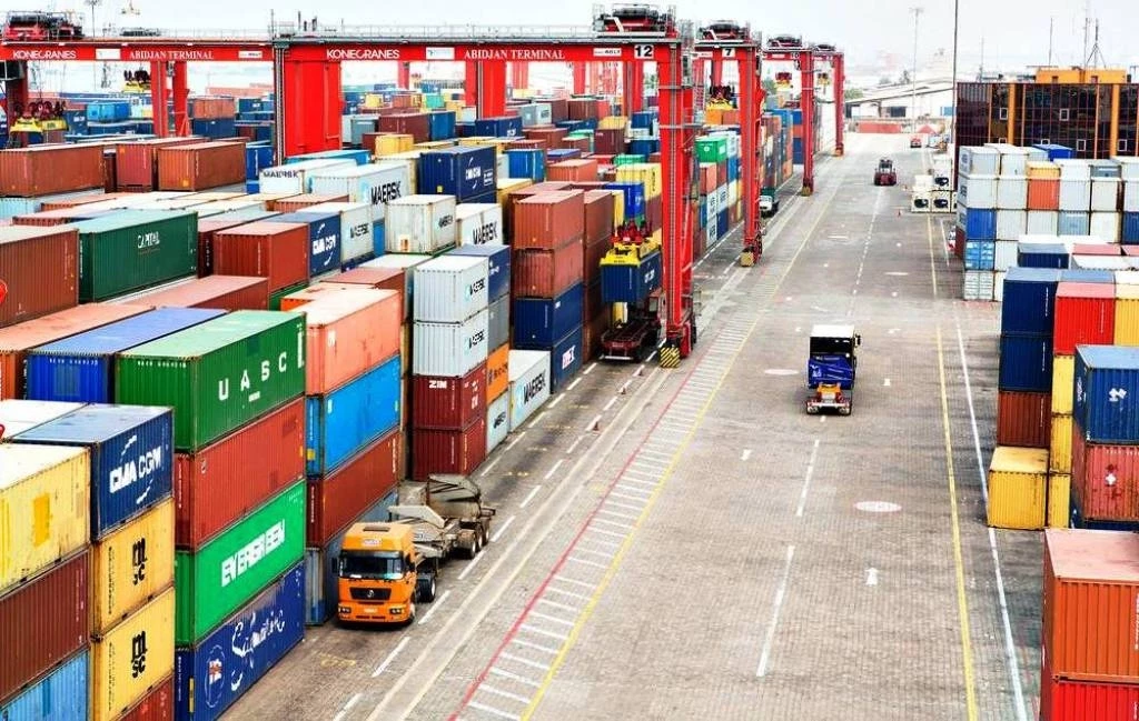 Logistique et conteneurs au port